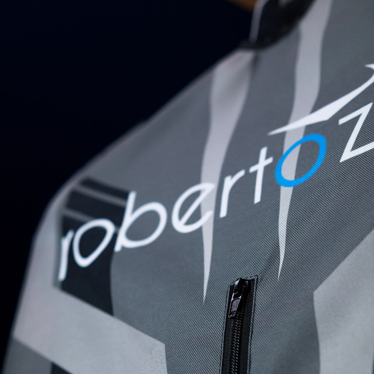 Pokrowiec zapięty z kombinezonem w środku