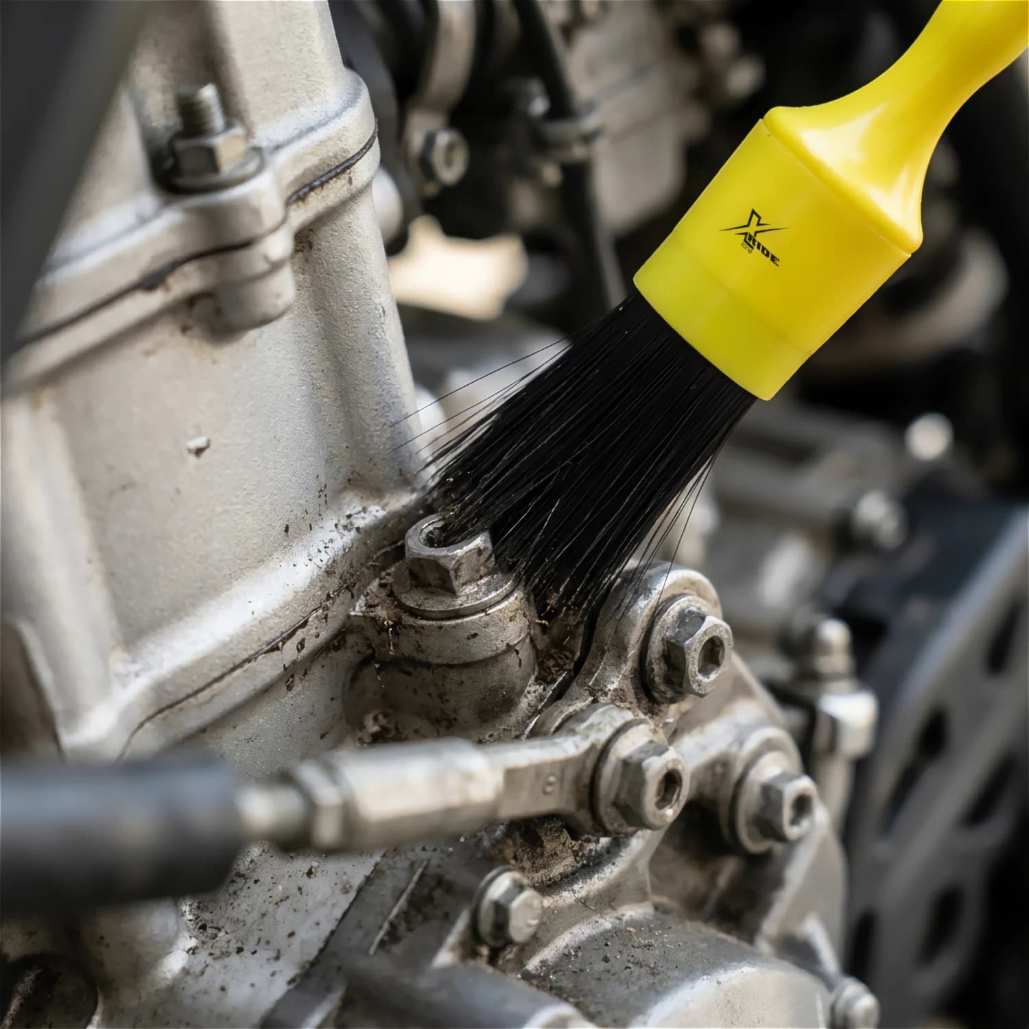 Pędzelek przy detalach motocykla